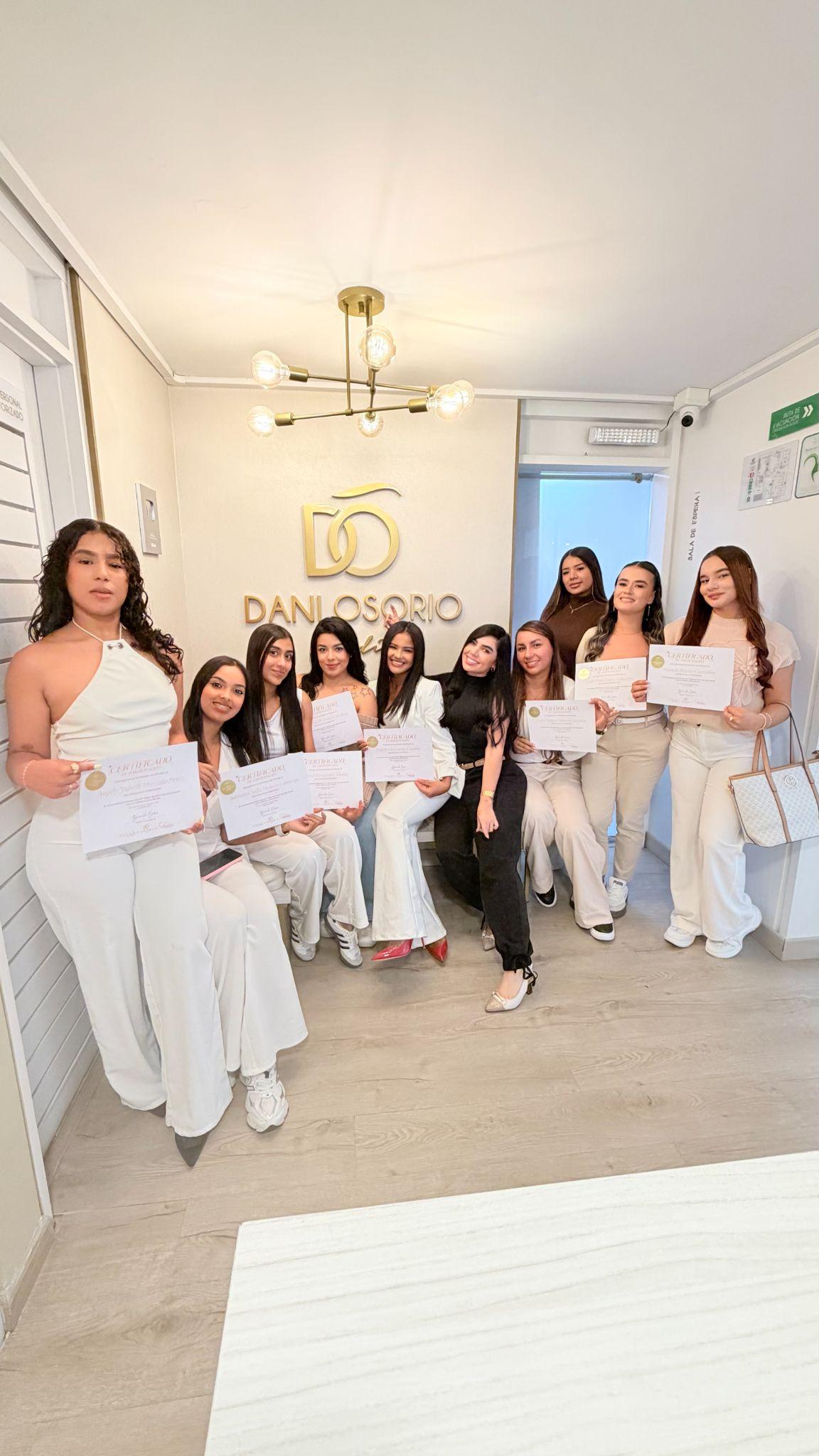 Alumnas graduadas de Dani Osorio Academy con sus certificados